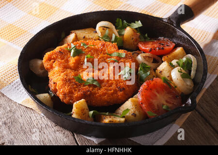 Cotoletta e le verdure sul pan di close-up sul tavolo orizzontale. Foto Stock