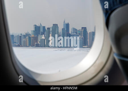 Vista sullo skyline di Manila, dalla finestra di aereo a Nonoy Aquino aeroporto, Filippine Foto Stock