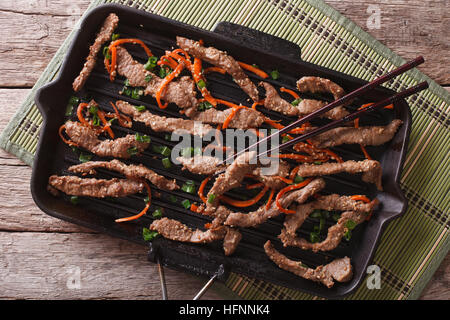 Bulgogi coreano di manzo con la carota e la cipolla in padella per grigliare. vista orizzontale dal di sopra Foto Stock