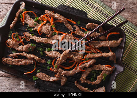 Bulgogi coreano di manzo con la carota e la cipolla in padella per grigliare closeup. vista orizzontale dal di sopra Foto Stock