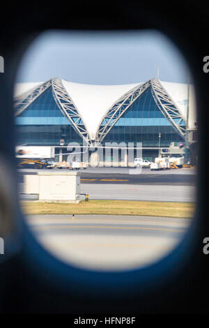 Vista di Suvarnabhumi Airport dalla finestra del velivolo, Bangkok, Thailandia Foto Stock