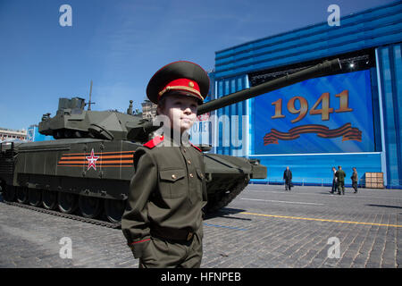 Esercito Russo T-14 Armata serbatoi unità verso la Piazza Rossa a partecipare alla vittoria annuale parata del giorno a Mosca, Russia Foto Stock