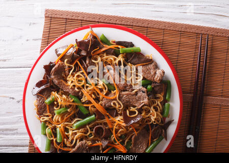 Lo mein con carne di manzo, muer e verdure close-up su una piastra orizzontale di vista da sopra Foto Stock