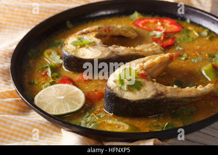 Delizioso pesce speziato curry con verdure close-up su una piastra. Posizione orizzontale Foto Stock