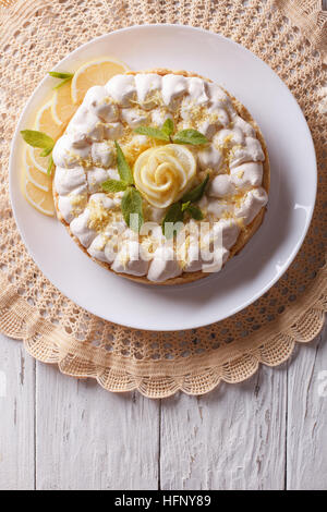 Bella Lemon Meringue torta sul tavolo. verticale vista superiore Foto Stock