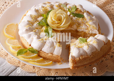 Deliziosa fette di limone torta di meringa close up sul tavolo orizzontale. Foto Stock