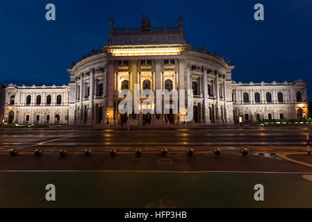 Bellissima vista del centro storico di burgtheater Imperial Court Theatre di sera, Vienna, Austria Foto Stock