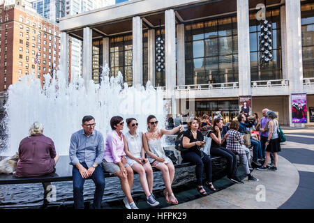 New York City,NY NYC Manhattan,Lincoln Square,Lincoln Center Plaza,PAC,fontana,adulto,adulti,uomo uomini maschio,donna donne,seduta,selfie,fontana,N Foto Stock