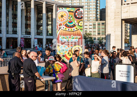 New York City, NY NYC Manhattan, Lincoln Square, Lincoln Center Plaza, PAC, out of Doors, concerto, guardia di sicurezza, controllo della borsa, NY160721103 Foto Stock