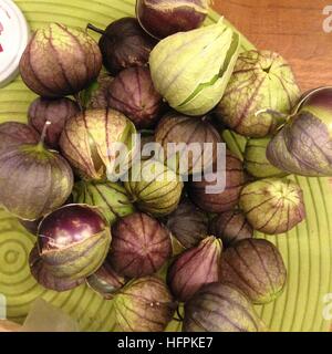 Come pulire il verde messicano tomate Physalis ixocarpa. miltomate, tomatillo, tomate verde o tomate de fresadilla. Foto Stock