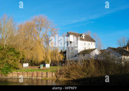 Chilham storico Mulino Bianco antico edificio in legno dal fiume Stour. Chilham, Canterbury, nel Kent, Inghilterra, Regno Unito, Gran Bretagna Foto Stock