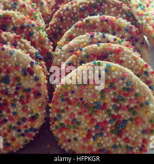 Dolci messicani biscotti pan dulce con chochitos de colores messicano biscotti frollini w/ Rainbow spruzza Foto Stock