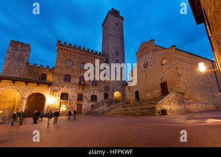 Piazza del Duomo e le torri di San Gimignano al crepuscolo, Toscana, Italia Foto Stock