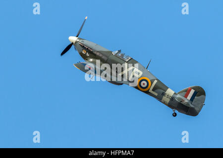 Vintage Hawker Hurricane aeromobile visualizzazione contro una nuvola grigio sullo sfondo del cielo a Southport airshow di Foto Stock