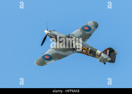 Vintage Hawker Hurricane aeromobile visualizzazione contro una nuvola grigio sullo sfondo del cielo a Southport airshow di Foto Stock
