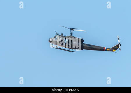 La Bell UH-1 Iroquois elicotteri militari, soprannominato il Huey visualizzazione alle folle all'Airshow di Southport Foto Stock