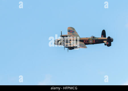 RAF Avro Lancaster B1 PA 474 Battle of Britain Memorial bombardiere volo visualizzazione all'Airshow di Foto Stock