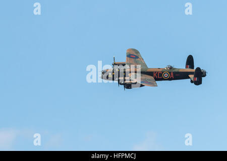 RAF Avro Lancaster B1 PA 474 Battle of Britain Memorial bombardiere volo visualizzazione all'Airshow di Foto Stock