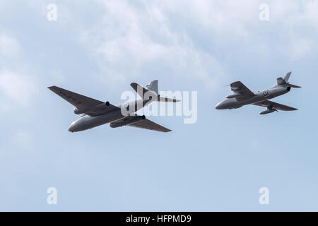 La RAF English Electric Canberra PR9 e Hawker Hunter T.7 jet fighter visualizzando la folla in airshow di Foto Stock