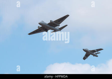 La RAF English Electric Canberra PR9 e Hawker Hunter T.7 jet fighter visualizzando la folla in airshow di Foto Stock