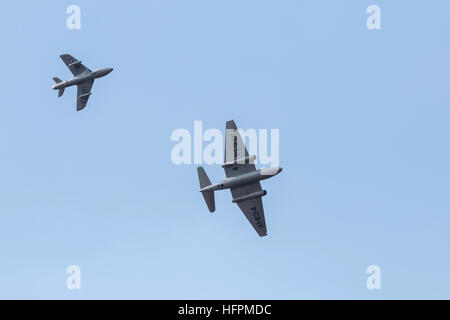 La RAF English Electric Canberra PR9 e Hawker Hunter T.7 jet fighter visualizzando la folla in airshow di Foto Stock