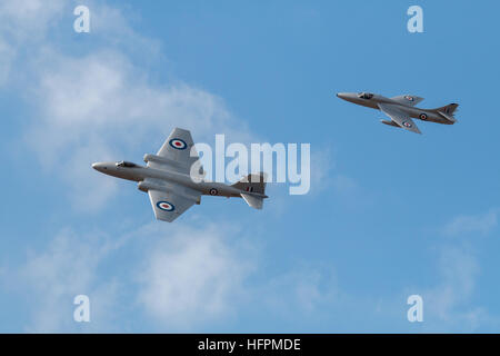 La RAF English Electric Canberra PR9 e Hawker Hunter T.7 jet fighter visualizzando la folla in airshow di Foto Stock