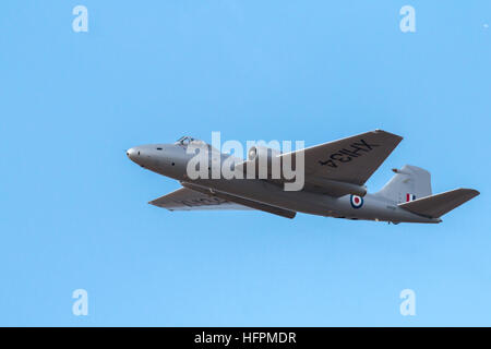 La RAF English Electric Canberra PR9 visualizzando la folla in airshow di Southport Foto Stock