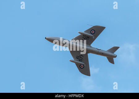 La RAF Hawker Hunter T.7 jet fighter visualizzando la folla in airshow di Foto Stock