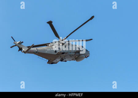 Royal Navy Westland Merlin HM2 visualizzando la folla a Southport airshow di Foto Stock