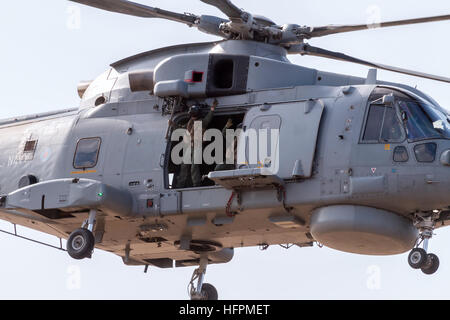 Close up su di un lato della Royal Navy Westland Merlin HM2 con due equipaggi degli aerei a salutare la folla della veduta aerea Foto Stock