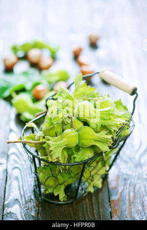Le nocciole sul tavolo di legno, raccolto autunnale di dadi Foto Stock