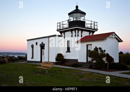 WA13047-00...WASHINGTON - crepuscolo al punto nessun punto faro situato sul Puget Sound vicino a Hansville. Foto Stock