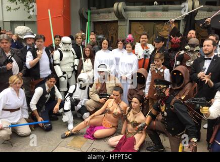 Ventilatori in costume tra cui Kathryn Hayden (anteriore destro) e Jennifer Wenger (anteriore al centro), raccogliere fuori la leva TCL Chinese Theatre, uno di Hollywood più famosi luoghi di interesse di rendere omaggio alla fine Carrie Fisher. Foto Stock