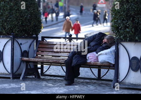 Roma, Italia. 31 Dic, 2016. Senzatetto su una panchina in Via dei Fori Imperiali © Matteo Nardone/Pacific Press/Alamy Live News Foto Stock