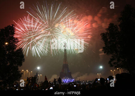 Lahore, Pakistan. 01 gen 2017. Luce di fuochi d'artificio il cielo vicino alla Torre Eiffel (replica) a Lahore nel corso delle celebrazioni per il nuovo anno a gennaio 01. In linea con la sua tradizione, la città Bahria sta disponendo i festeggiamenti di Capodanno simultaneamente in città Bahria Icona, Torre Eiffel a Bahria città di Lahore. © Rana Sajid Hussain/Pacific Press/Alamy Live News Foto Stock