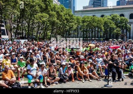 New York City,NY NYC,Manhattan,Midtown,Bryant Park,public,Broadway in Bryant Park,concerto gratuito,spettacolo,pubblico,folla del pranzo,seduto,visitatore Foto Stock