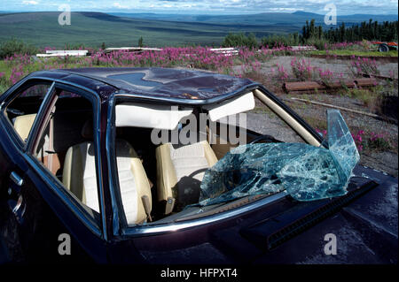 Su strada / autostrada incidente - mal fracassato auto danneggiato in Auto Crash - Rottura del vetro parabrezza, ammaccato tetto danni Foto Stock