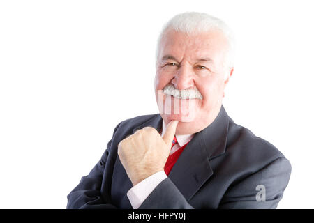 Ritratto di sorridente imprenditore maturo in tuta con la mano sotto il mento, sfondo bianco Foto Stock