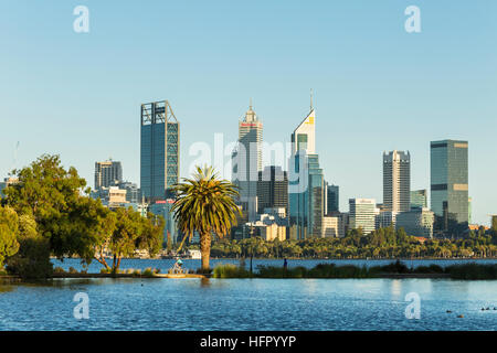 Vista su St James Mitchell Park e il fiume Swan per lo skyline della città all'alba, Perth, Australia occidentale, Australia Foto Stock