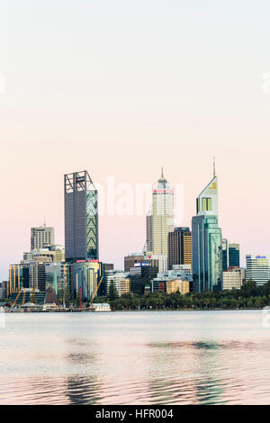 Vista sul Fiume Swan per lo skyline della città da sud Perth foreshore, Perth, Australia occidentale, Australia Foto Stock