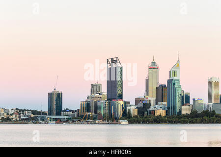 Vista sul Fiume Swan per lo skyline della città da sud Perth foreshore, Perth, Australia occidentale, Australia Foto Stock