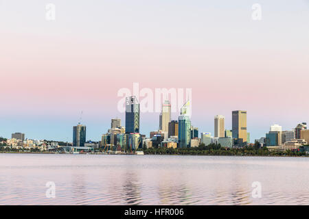 Vista sul Fiume Swan per lo skyline della città da sud Perth foreshore, Perth, Australia occidentale, Australia Foto Stock