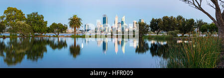 Vista su St James Mitchell Park e il fiume Swan per lo skyline della città al crepuscolo, Perth, Australia occidentale, Australia Foto Stock