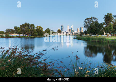 Vista su St James Mitchell Park e il fiume Swan per lo skyline della città al crepuscolo, Perth, Australia occidentale, Australia Foto Stock