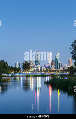 Vista su St James Mitchell Park e il fiume Swan per lo skyline della città al crepuscolo, Perth, Australia occidentale, Australia Foto Stock