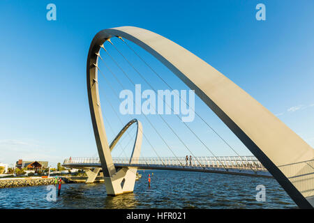 Il Elizabeth Quay ponte pedonale sul Fiume Swan al tramonto, Perth, Australia occidentale, Australia Foto Stock