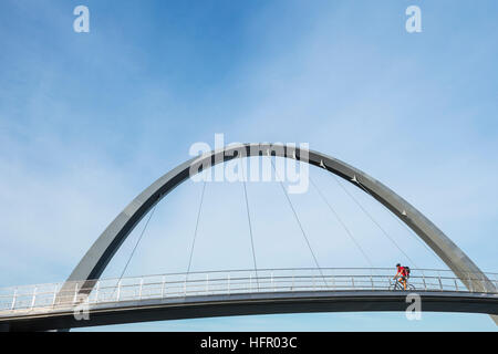 Ciclista attraversando il Elizabeth Quay ponte sul Fiume Swan, Perth, Australia occidentale, Australia Foto Stock