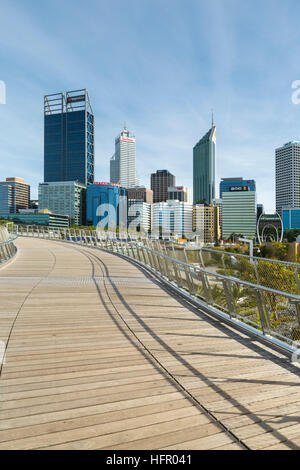 Vista lungo la banchina di Elizabeth ponte pedonale per lo skyline della città, Perth, Australia occidentale, Australia Foto Stock