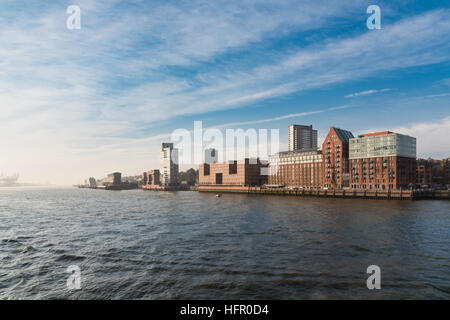 Amburgo, Germania - 01 Novembre 2015: vista panoramica dal fiume Elba verso il mare aperto con affascinanti fascades lato destro Foto Stock