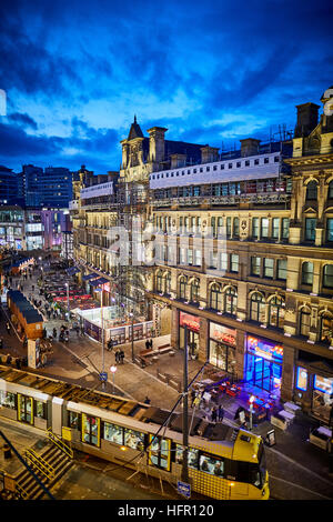 Manchester mercatino di natale mercati capannone in Exchange area quadrata shambles department store negozi di shopping shopper negozio rivenditore al dettaglio retai retail Foto Stock